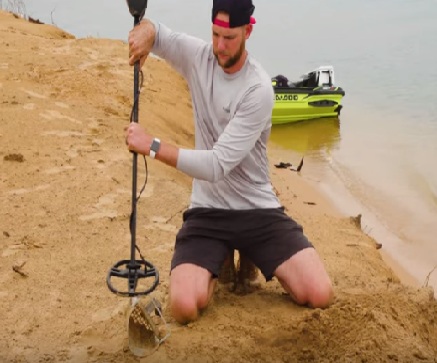 Powerful Pirat metal detector with his own hands